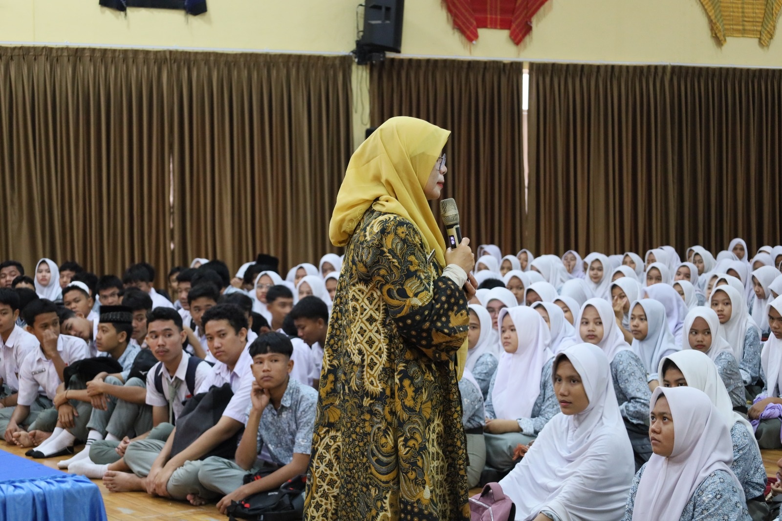 Kepala SMK Negeri 7 Medan, Evi Herawati Lubis, S.Pd., M.Si saat memberi bimbingan di kegiatan Pesantren Ramadhan. Waspada/ist