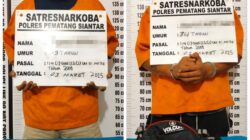 Polres Pematangsiantar melalui Sat Resnarkoba berhasil meringkus terduga pelaku, pria IS, 58, di dalam satu rumah di Jl. Dalil Tani, Kel. Tomuan, Kec. Siantar Timur, Senin (3/3) pukul 17:30, karena menyimpan dan memiliki narkotika jenis ganja serta pria MSPS, 34, di pinggir Jl. Parapat, Kel. Simarimbun, Kec. Siantar Marimbun pada hari yang sama pukul 16:30, karena mengedarkan narkotika jenis sabu-sabu serta menyita barang bukti dari keduanya.(Waspada-Ist).