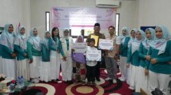 Foto Bersama PIKK, YBP3 Padang Sidempuan dengan penerima manfaat Program Ketahanan Ekonomi, Santunan Yatim Dhuafa dan Pemberian Mushaf Al Qur'an.