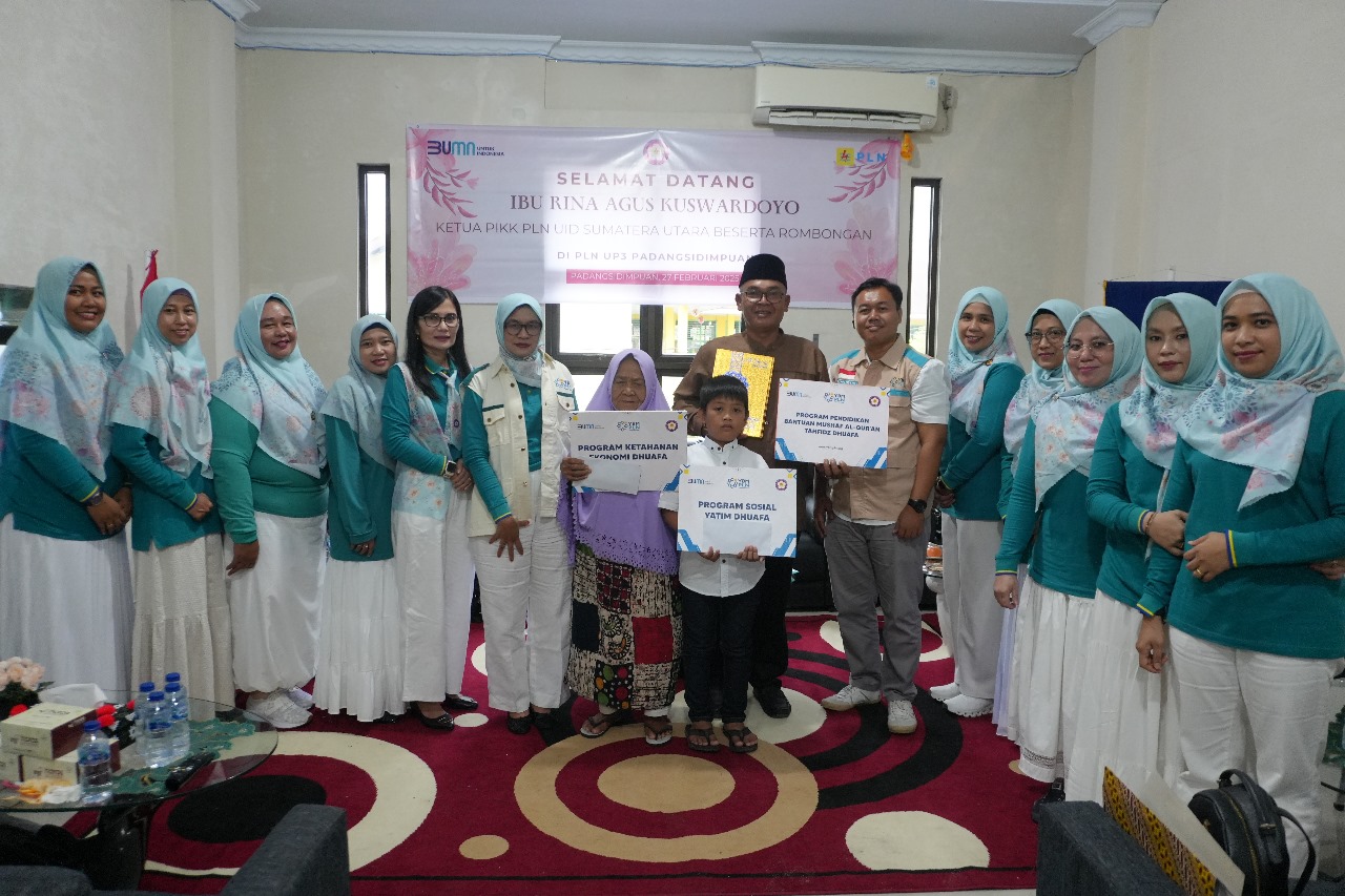 Foto Bersama PIKK, YBP3 Padang Sidempuan dengan penerima manfaat Program Ketahanan Ekonomi, Santunan Yatim Dhuafa dan Pemberian Mushaf Al Qur'an.