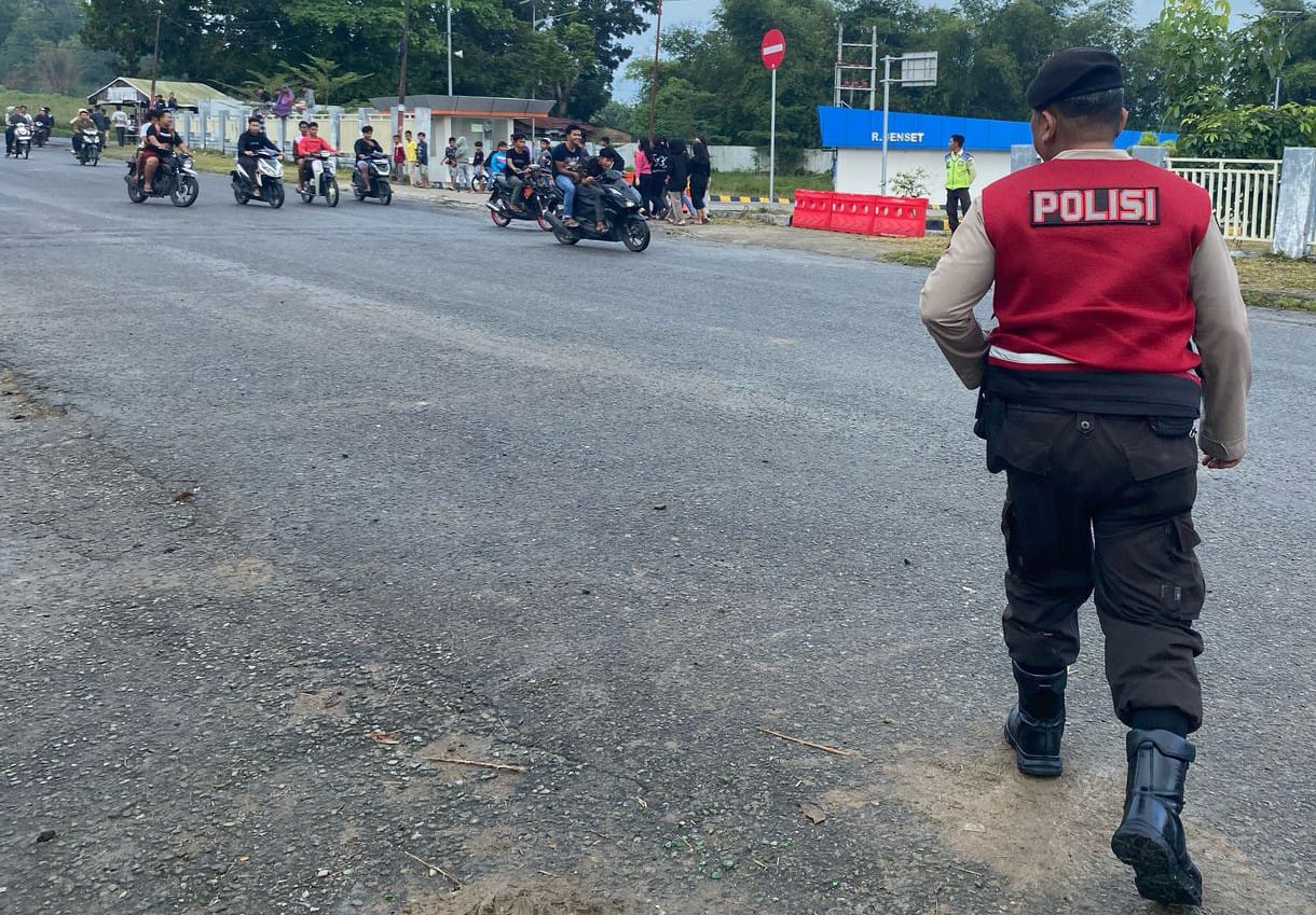 Polres Pematangsiantar melalui Sat Samapta dengan bergerak cepat merespon laporan warga dan membubarkan asmara subuh di depan terminal tipe A Tanjung Pinggir, Kel. Tanjung Tongah, Kec. Sianțar Martoba, Sabtu (1/3).(Waspada-Ist).