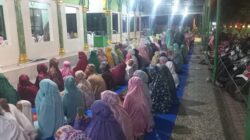 Jamaah Masjid Baitul Quddus Desa Tanjung Sari khususnya kaum Ibu membludak sampai ke teras Masjid pada malam pertama Ramadhan 1446 H / 2025 M untuk menunaikan Shalat Isya dan Tarawih berjamaah , Jumat (28/2) malam. (Waspada/HM Husni Siregar/B)