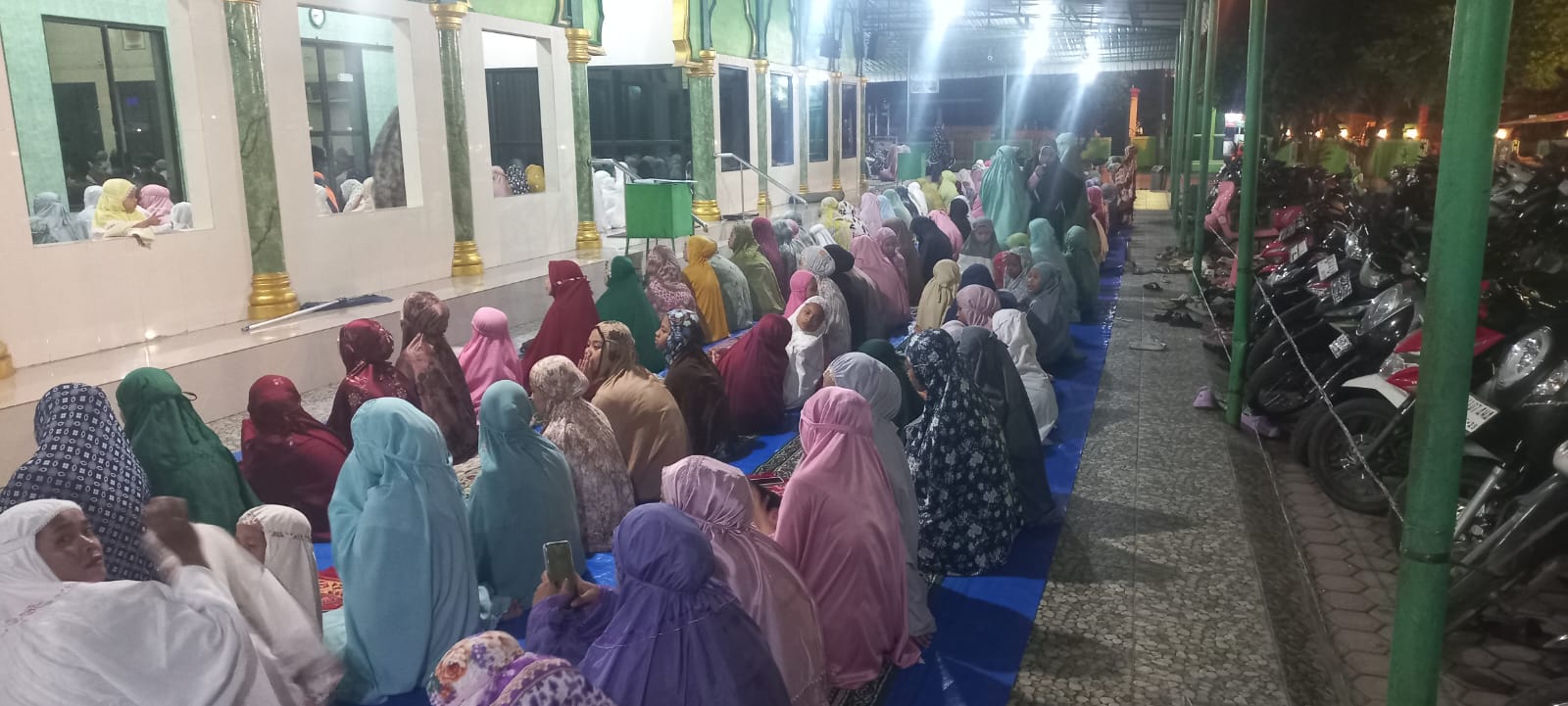 Jamaah Masjid Baitul Quddus Desa Tanjung Sari khususnya kaum Ibu membludak sampai ke teras Masjid pada malam pertama Ramadhan 1446 H / 2025 M untuk menunaikan Shalat Isya dan Tarawih berjamaah , Jumat (28/2) malam. (Waspada/HM Husni Siregar/B)