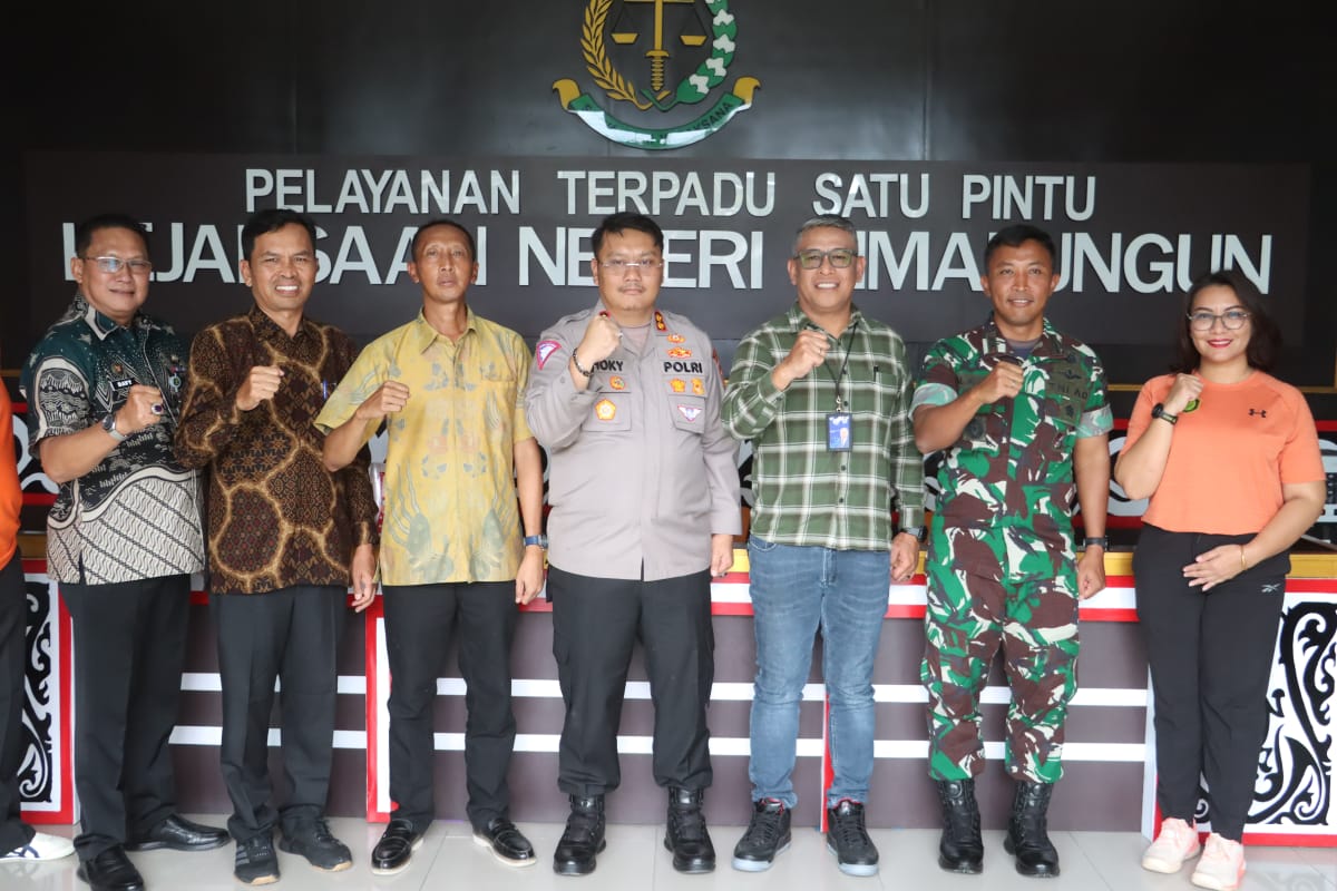 Usai mengadakan pertemuan unsur Forkopimda Kab. Simalungun melakukan foto bersama.(Waspada/ist).