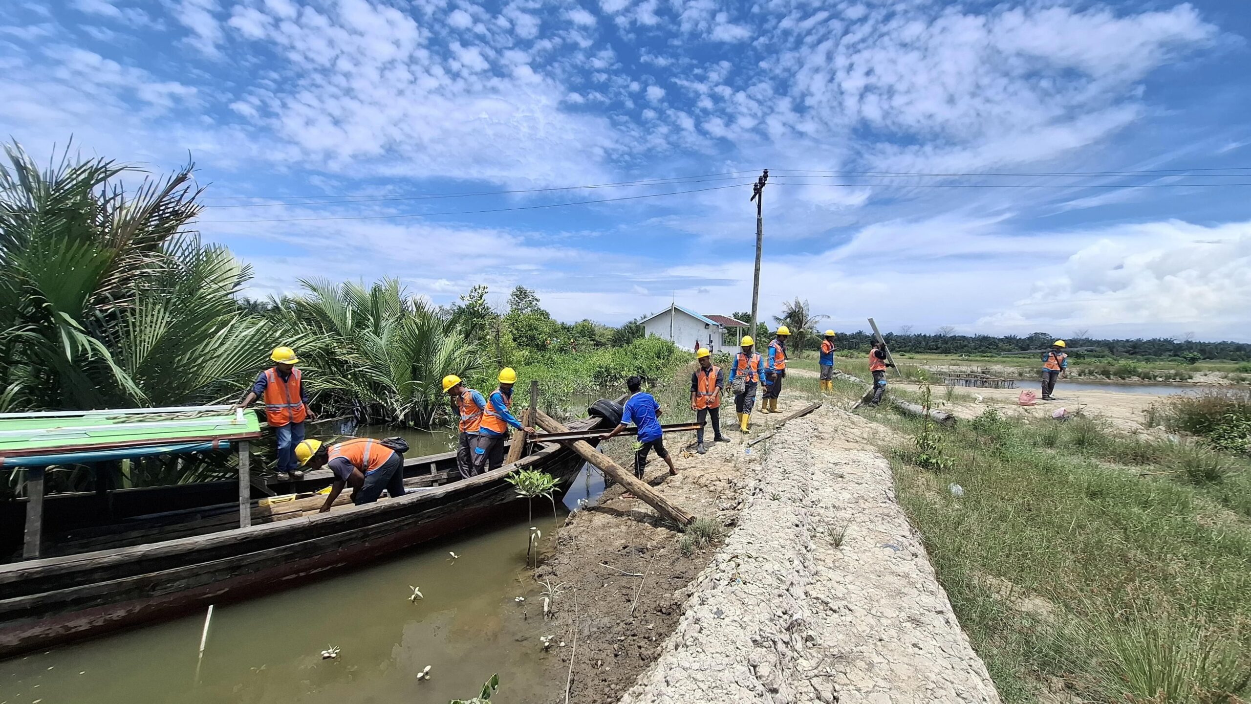 Petugas PLN saat melakukan penggantian tiang jaringan listrik di Desa Nelayan Seberang.