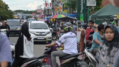 Puasa Perdana, Masyarakat Serbu Lapak Takjil Di Pasar Ketapang