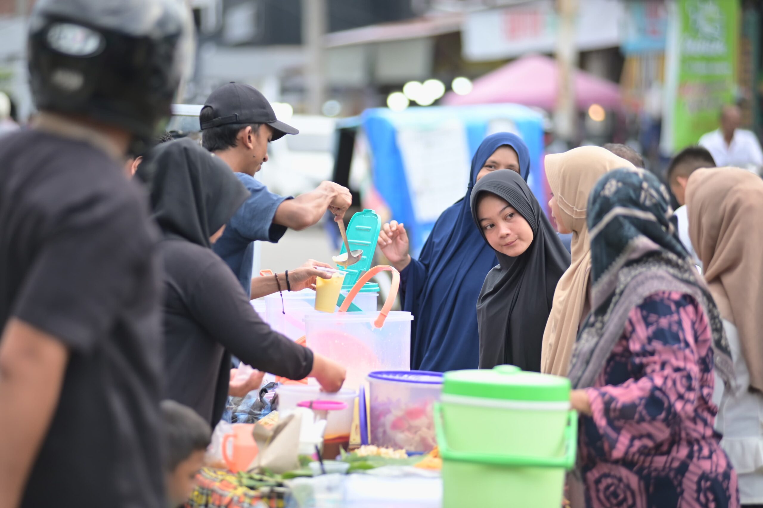 Puasa Perdana, Masyarakat Serbu Lapak Takjil Di Pasar Ketapang