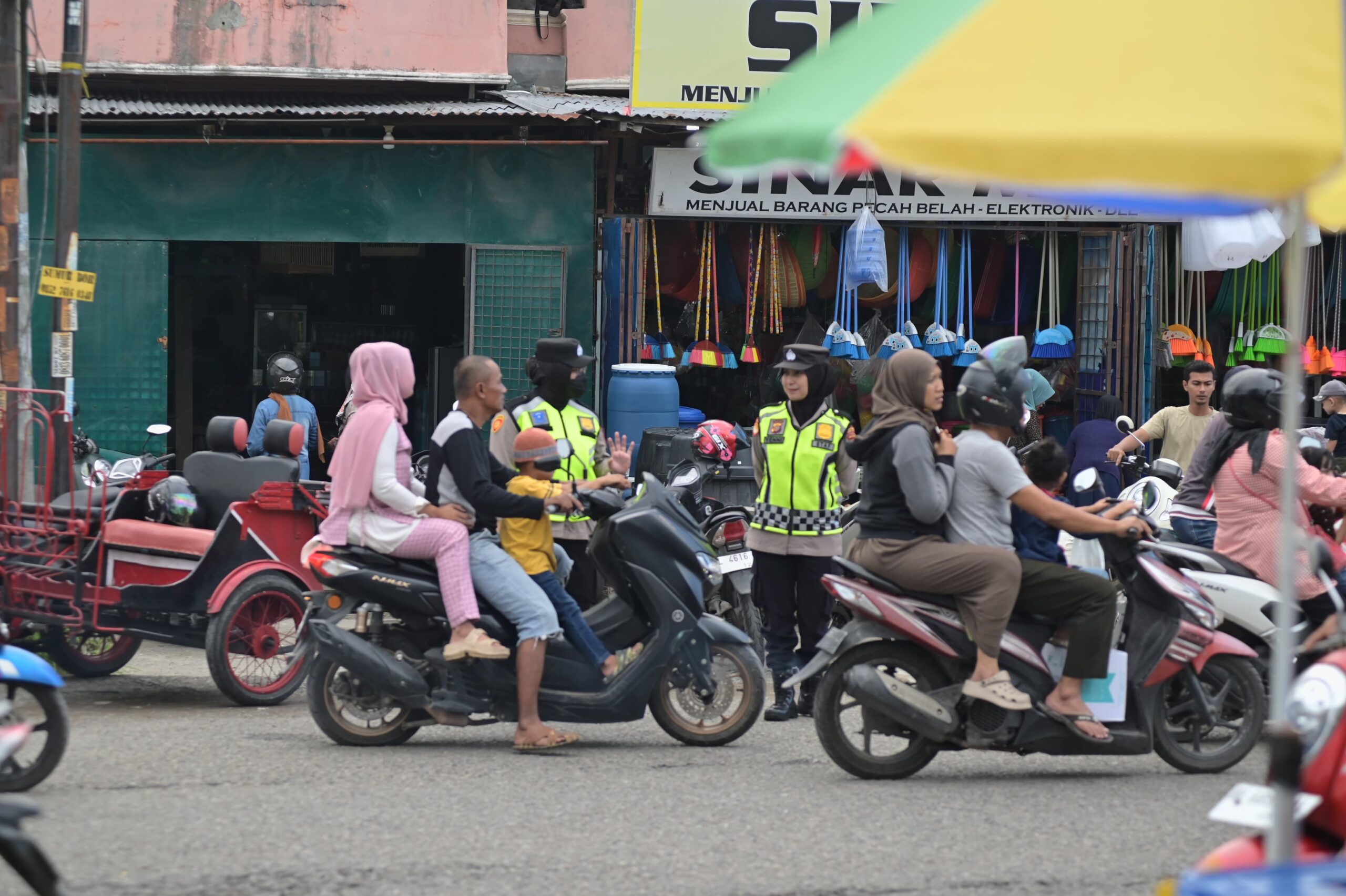 Puasa Perdana, Masyarakat Serbu Lapak Takjil Di Pasar Ketapang