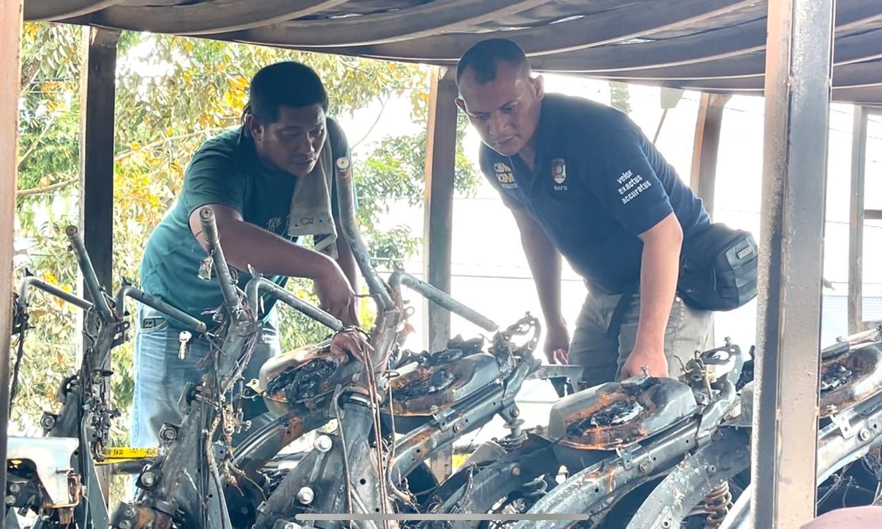 WaspadaTim Inafis Polres Labusel sedang melakukan penyelidikan di lokasi terbakarnya truk ekspedisi sarat muatan sepeda motor di Jalinsum Torgamba, Desa Aek Batu, Kec. Torgamba, Minggu (2/3/2025). Waspada/Deni Daulay