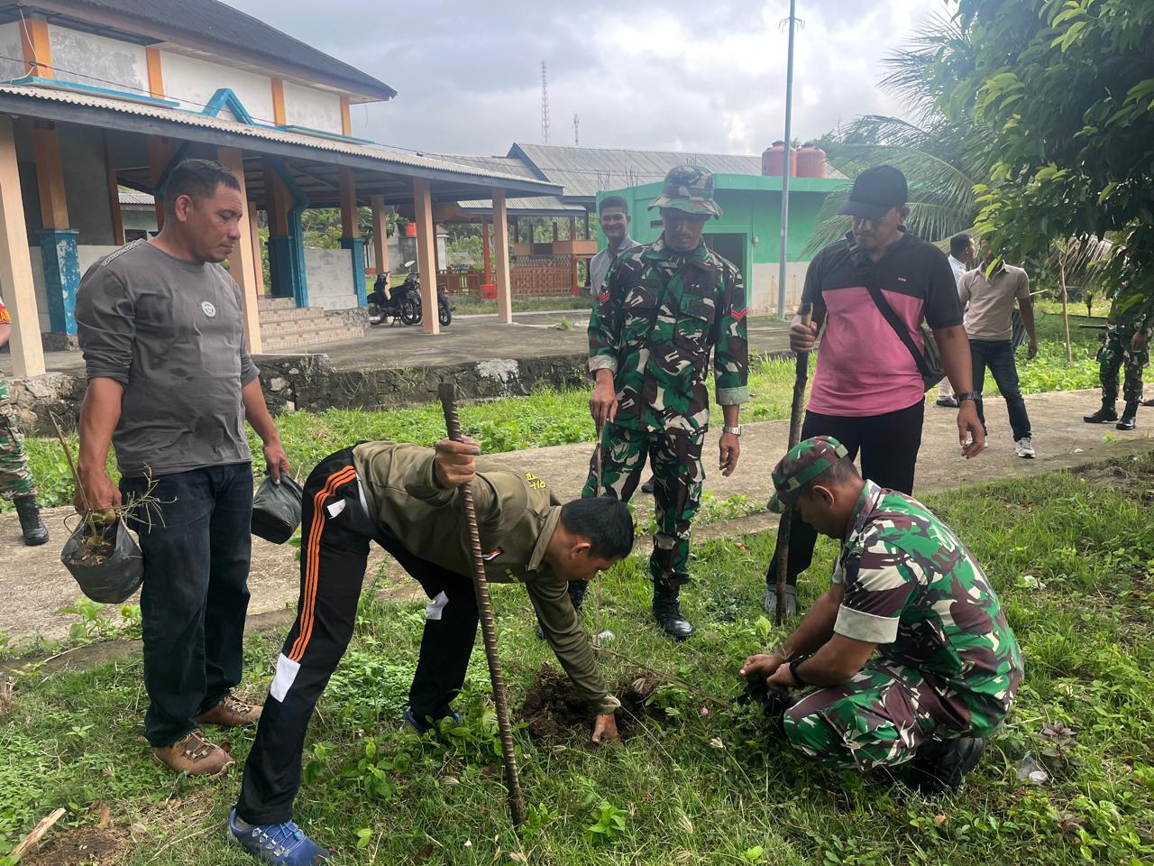 Personel Satgas TMMD ke-123 menanam 200 pohon penghihauan di gampong Jaboi Sabang. (Waspada/ist)