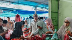 BUPATI/Wakil Bupati Batubara Baharuddin Siagian, SH, M.Si/ Syafrizal, SE, M.AP melakukan sidak pasar guna memastikan kestabilan harga sembako selama Ramadhan setelah sekembali mengikuti retret KDH di Akmil Magelang, Jateng. Waspada/Ist