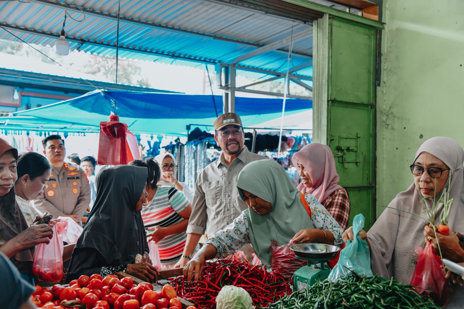 BUPATI/Wakil Bupati Batubara Baharuddin Siagian, SH, M.Si/ Syafrizal, SE, M.AP melakukan sidak pasar guna memastikan kestabilan harga sembako selama Ramadhan setelah sekembali mengikuti retret KDH di Akmil Magelang, Jateng. Waspada/Ist