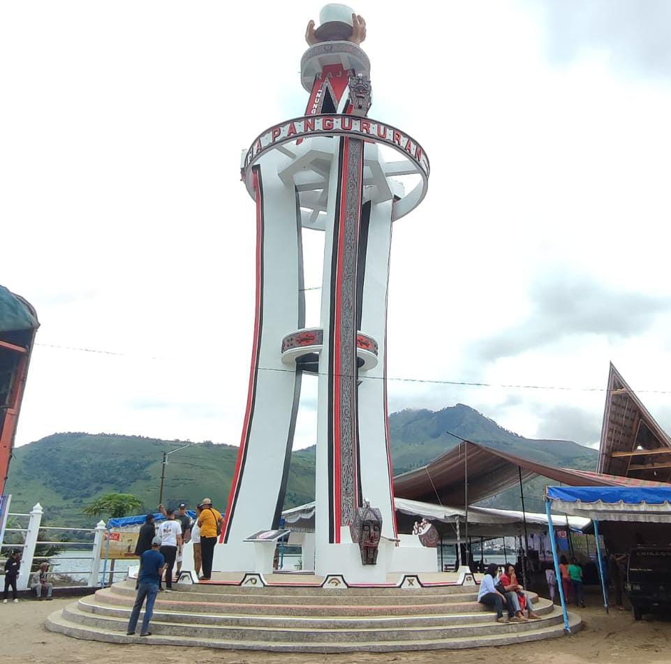 Tugu Raja Sitanggang (Raja Pangururan). Waspada/Ist.