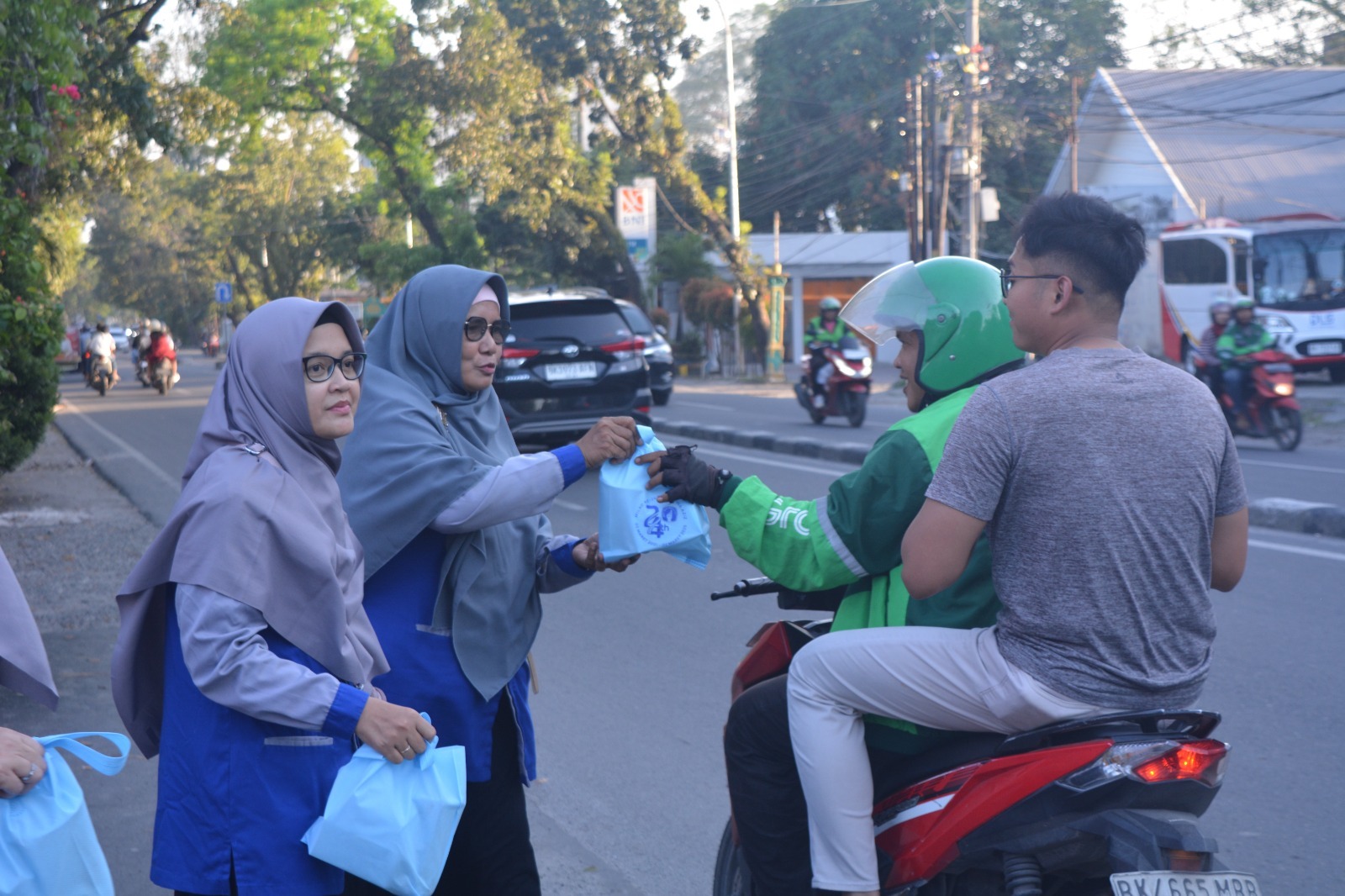 Rayakan Milad ke-24, RSU Sufina Aziz Berbagi Takjil Untuk Pengguna Jalan