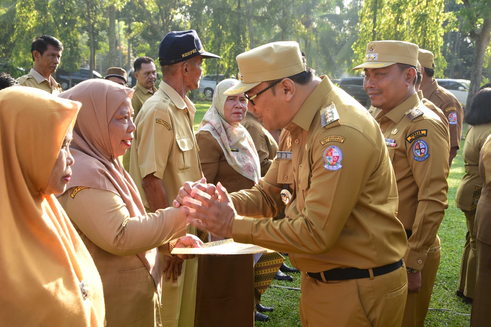 Hari Pertama Tugas, Asri Ludin Tambunan Pimpin Apel Gabungan Dan Serahkan SK Pensiun