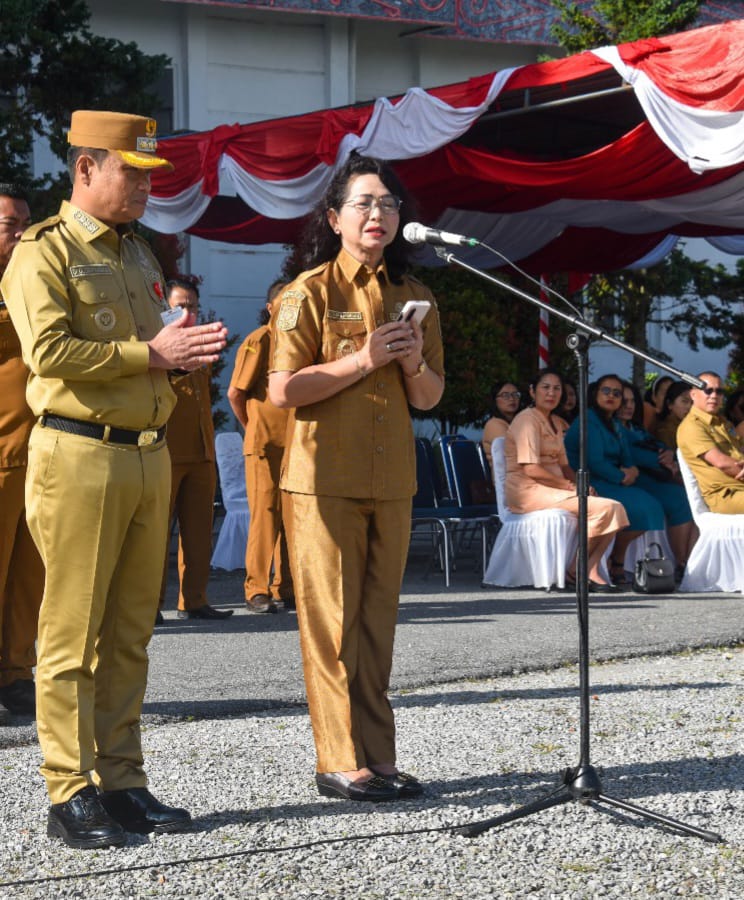 WAKIL Bupati Humhahas Yunita Rebekka Marbun bersama Bupati Oloan Paniaran Nababan menyampaikan sambutan dalam apel pagi ASN lintas OPD dan Kepala Desa di Lapangan Kantor Bupati Humbahas. Waspada/Andi Siregar