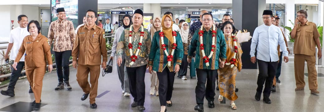 Wali Kota dan Wakil Wali Kota Pematangsiantar Wesly Silalahi (lima kiri depan) dan Herlina (empat kiri depan) bersama rombongan berjalan keluar setelah mendarat di Bandara Internasional Kuala Namu, Deli Serdang, Senin (3/3) dan mendapat penyambutan dan pengalungan bunga dari jajaran Pemko.(Waspada-Ist).