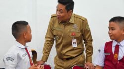 BUPATI Humbahas, Dr Oloan Paniaran Nababan berinteraksi dengan siswa perwakilan kegiatan GIP Anak Super di Jakarta. Waspada/Ist