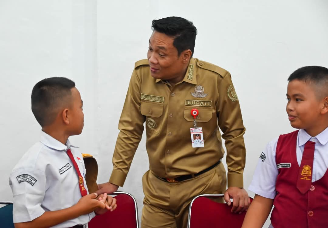 BUPATI Humbahas, Dr Oloan Paniaran Nababan berinteraksi dengan siswa perwakilan kegiatan GIP Anak Super di Jakarta. Waspada/Ist