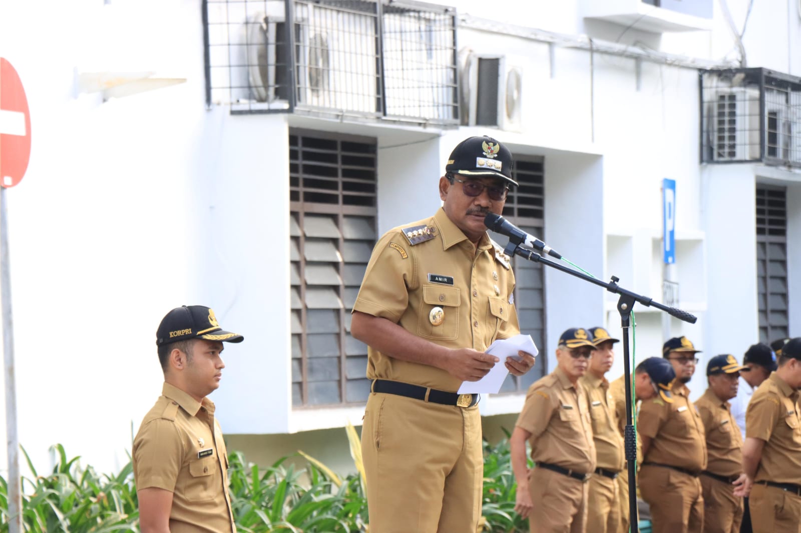 Wali kota memberikan kata sambutan pada apel ASN dan non ASN yang diadakan di lapangan parkit Pemko Binjai.(Waspada/Ist).