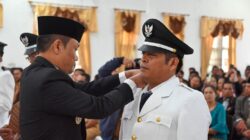 BUPATI Humbahas, Dr. Oloan Paniaran Nababan menyematkan tanda jabatan kepada Kades Pengganti Antarwaktu dalam upacara pelantikan di Aula Pendopo Kantor Bupati Humbahas.Waspada/Ist