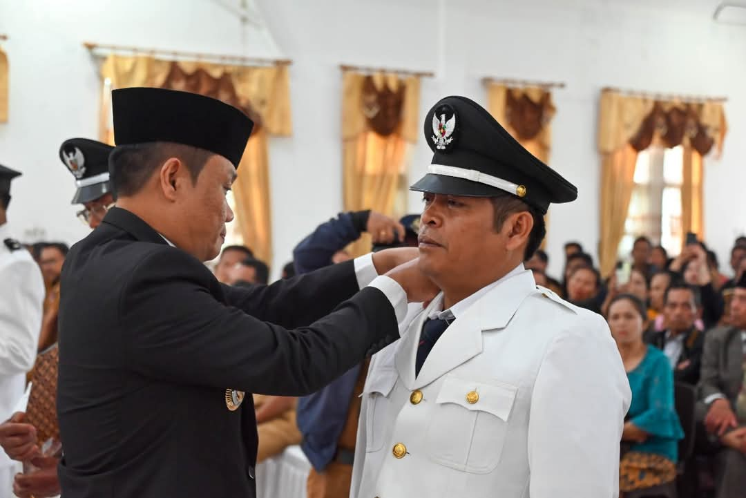 BUPATI Humbahas, Dr. Oloan Paniaran Nababan menyematkan tanda jabatan kepada Kades Pengganti Antarwaktu dalam upacara pelantikan di Aula Pendopo Kantor Bupati Humbahas.Waspada/Ist