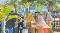 Komunitas Takjil Koloborasi (KTK) bagi-bagi takjil diseputar Balai Kota Banda Aceh, Senin (03/03/25).(Waspada/T.Mansursyah