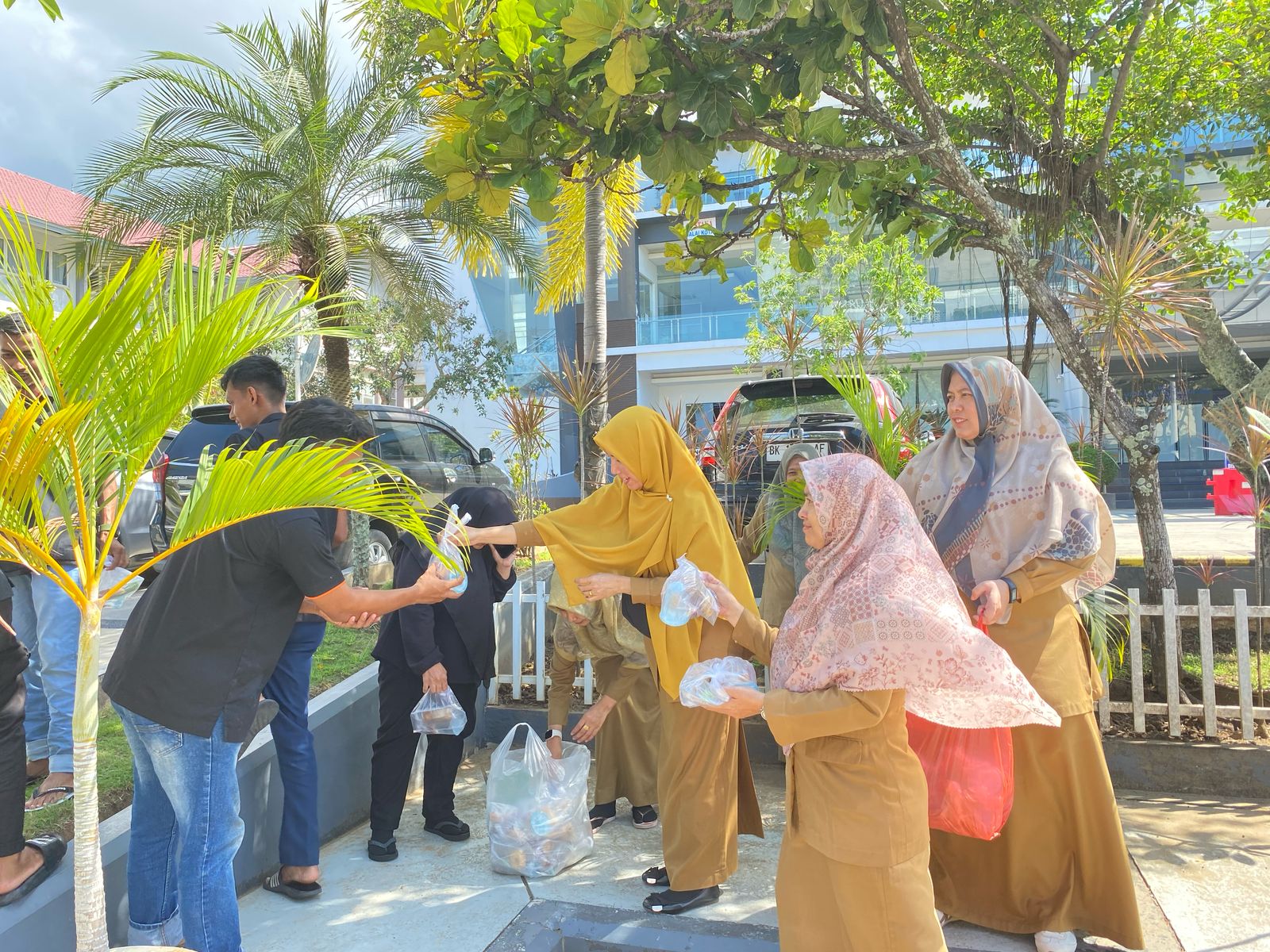 Komunitas Takjil Koloborasi (KTK) bagi-bagi takjil diseputar Balai Kota Banda Aceh, Senin (03/03/25).(Waspada/T.Mansursyah