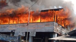 Kebakaran Kantor Desa Penungkiren. (Waspada/ist).