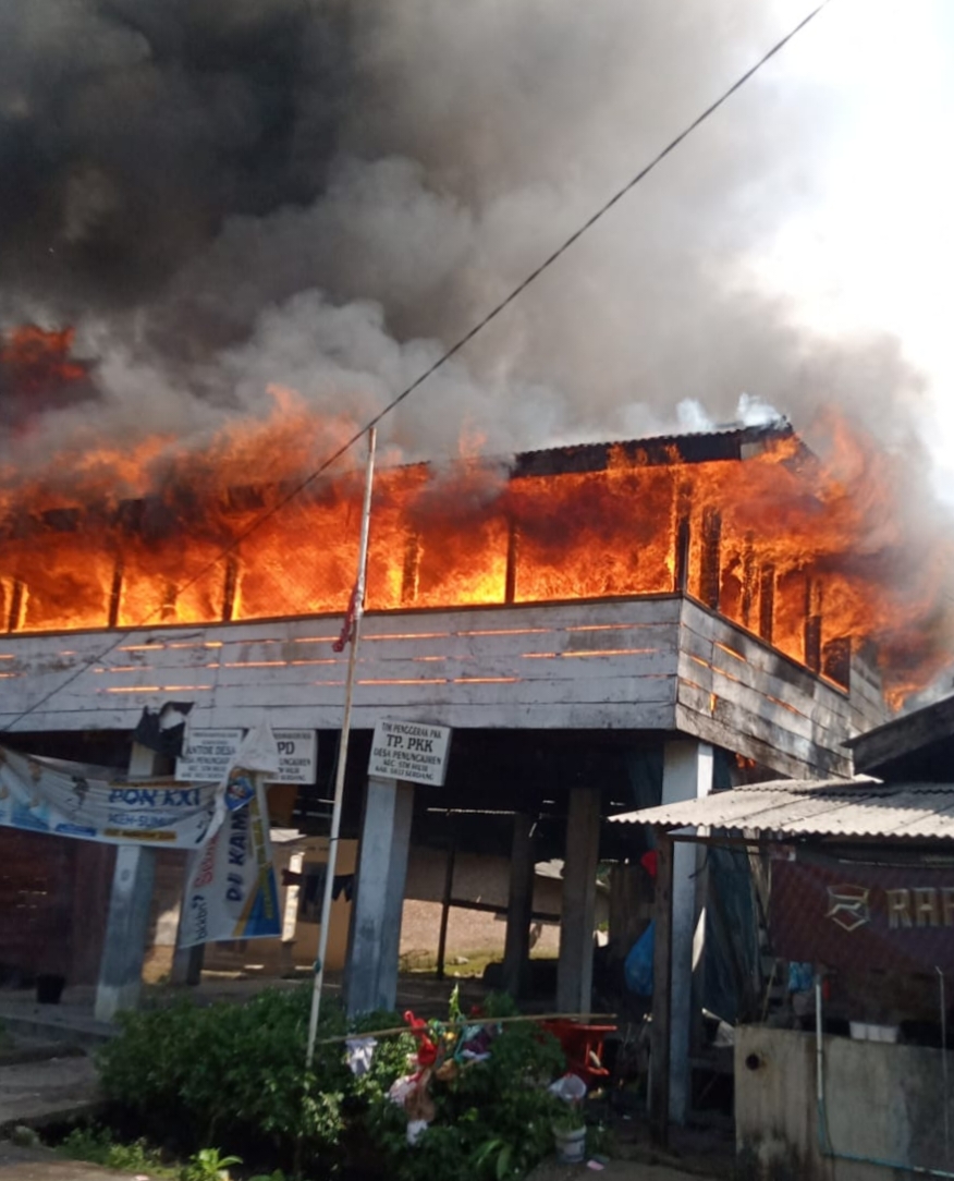 Kebakaran Kantor Desa Penungkiren. (Waspada/ist).