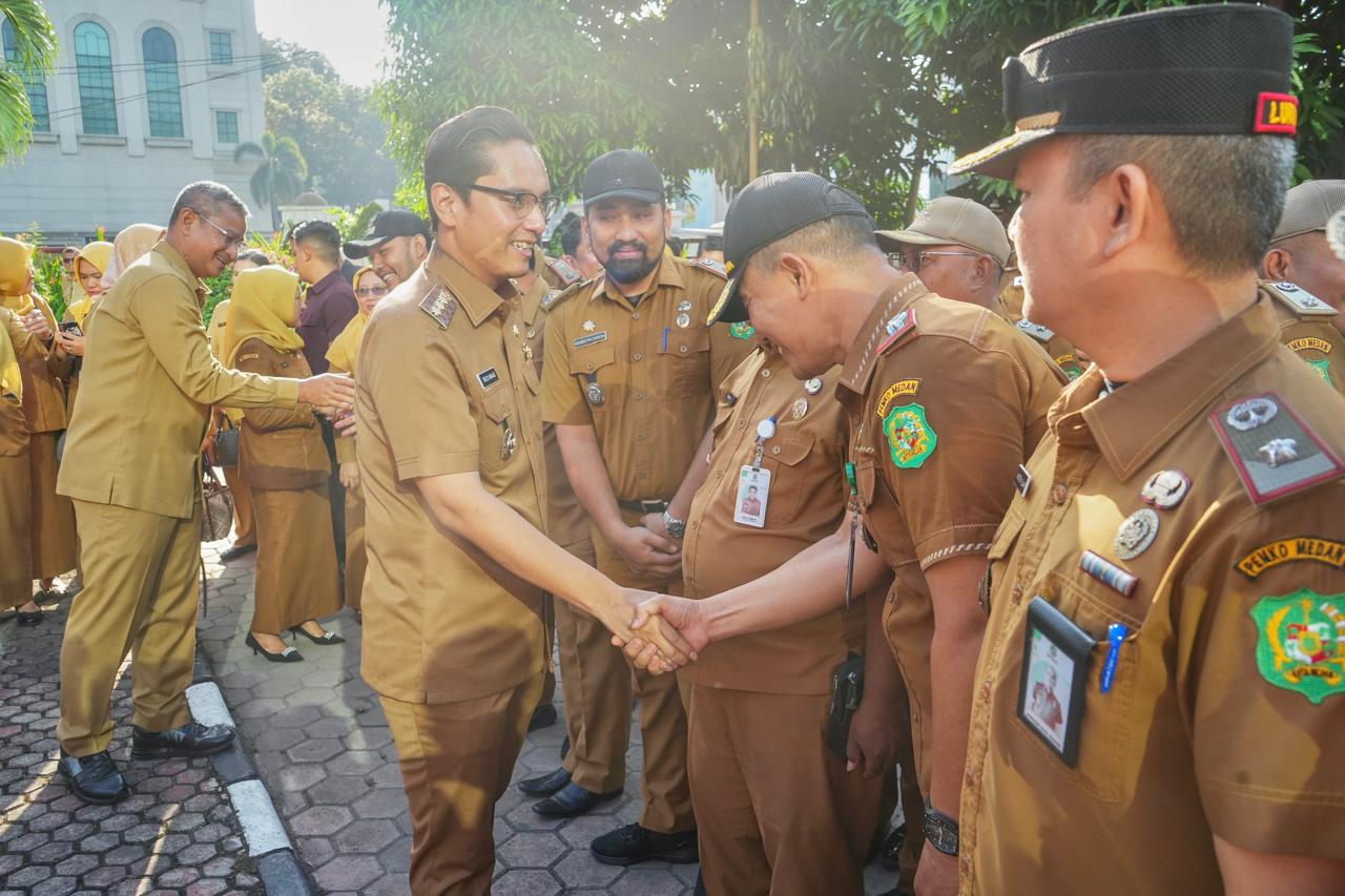 Jadikan Pemko Medan Keluarga Besar Masyarakat, Usai Apel Rico Waas Salami Seluruh ASN