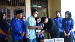 WAKIL Ketua Dewan Perwakilan Rakyat Daerah Provinsi Sumatera Utara (DPRD Sumut), Ricky Anthony memberikan bantuan bahan pangan dan uang tali asih kepada warga Dusun Gotong Royong, Desa Karya Jadi, Kecamatan Batang Serangan, Kabupaten Langkat yang merupakan korban kebakaran, Minggu (2/3/2025). Waspada/ist