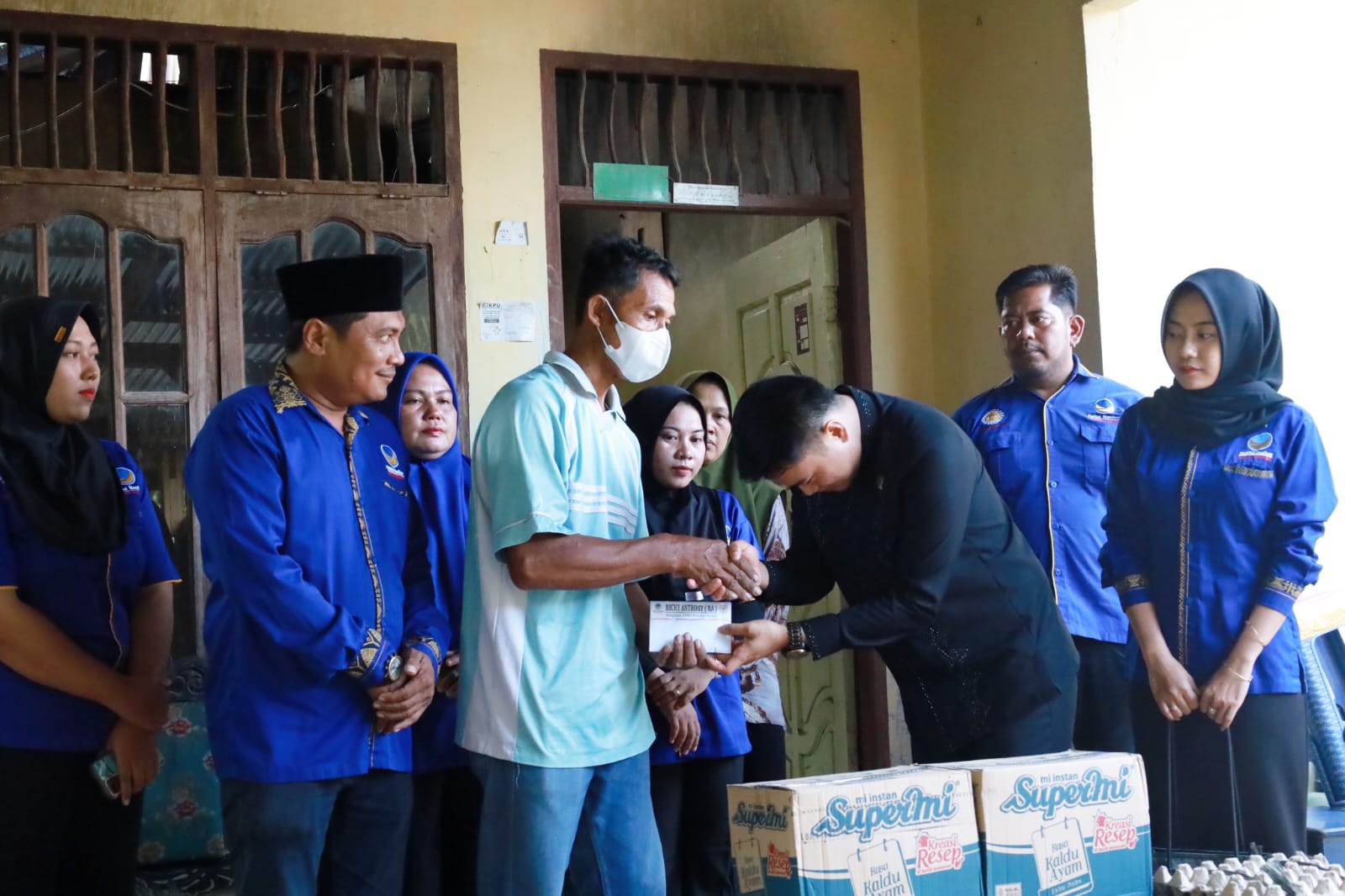 WAKIL Ketua Dewan Perwakilan Rakyat Daerah Provinsi Sumatera Utara (DPRD Sumut), Ricky Anthony memberikan bantuan bahan pangan dan uang tali asih kepada warga Dusun Gotong Royong, Desa Karya Jadi, Kecamatan Batang Serangan, Kabupaten Langkat yang merupakan korban kebakaran, Minggu (2/3/2025). Waspada/ist