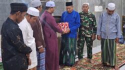 Camat Peunaron didampingi rombongan Tim Safari Ramadan 1446 Hijriyah menyerahkan mushaf dalam kunjungan ke Masjid At Taqwa DUE Gampong Bukit Tiga, Kec. Peunaron, Kab. Aceh Timur, Senin (3/3).Waspada/Muhammad Ishak