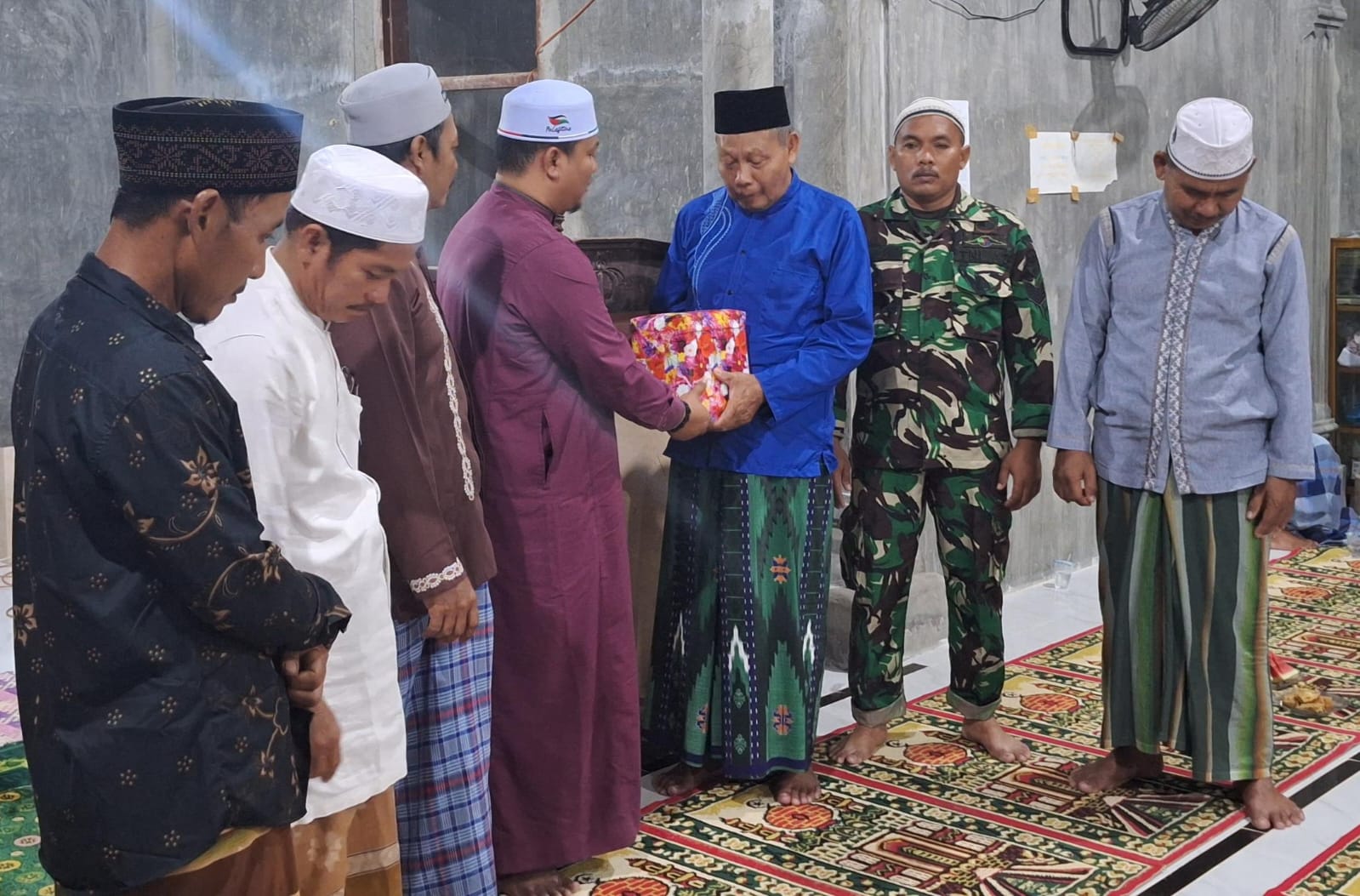 Camat Peunaron didampingi rombongan Tim Safari Ramadan 1446 Hijriyah menyerahkan mushaf dalam kunjungan ke Masjid At Taqwa DUE Gampong Bukit Tiga, Kec. Peunaron, Kab. Aceh Timur, Senin (3/3).Waspada/Muhammad Ishak