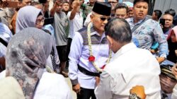 Tokoh masyarakat mengalungkan bunga kepada Bupati Simalungun saat disambut di pintu tol Sinaksak Kec. Tapian Dolok Simalungun, Senin (3/3).(Waspada/ist).