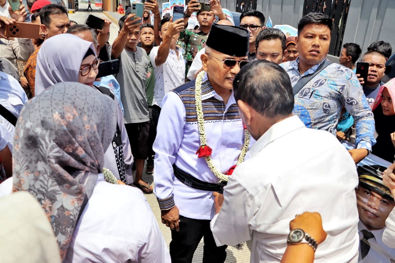 Tokoh masyarakat mengalungkan bunga kepada Bupati Simalungun saat disambut di pintu tol Sinaksak Kec. Tapian Dolok Simalungun, Senin (3/3).(Waspada/ist).