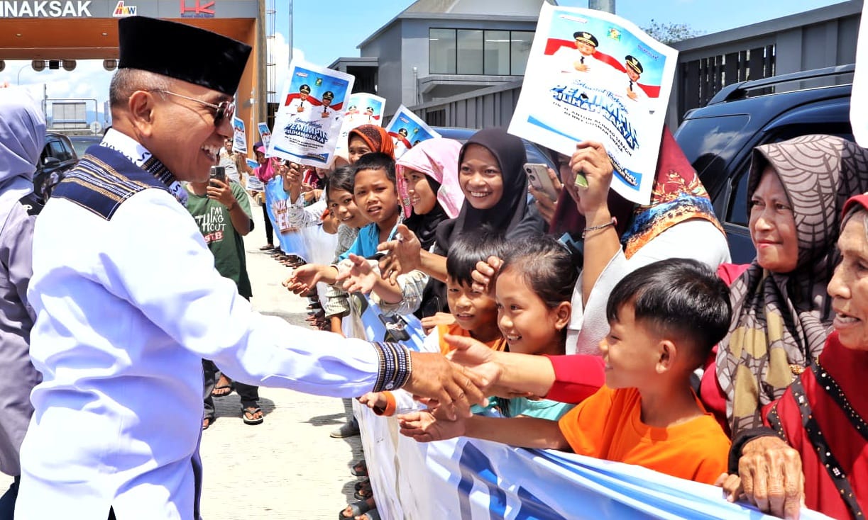 Bupati Simalungun Dan Wabup Disambut Masyarakat Dengan Antusias