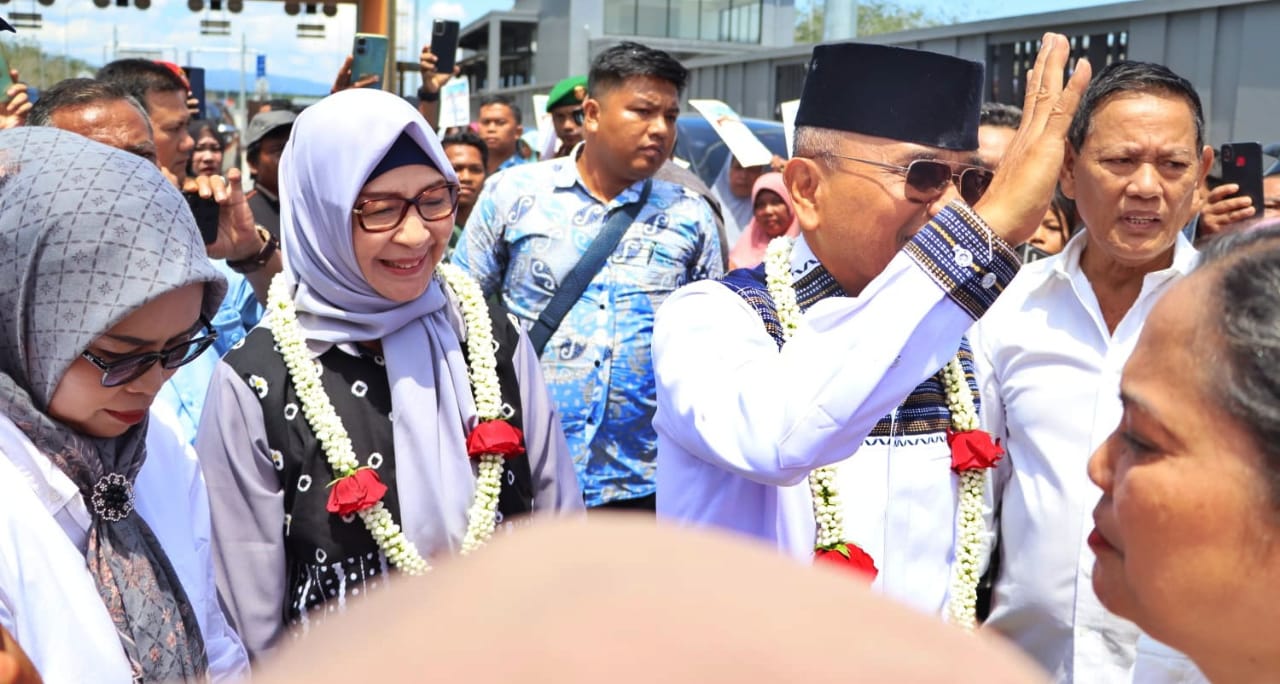 Bupati Simalungun Dan Wabup Disambut Masyarakat Dengan Antusias