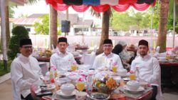 Bupati Aceh Barat Tarmizi , Wakil Bupati Said Fadheil, mantan Pj Bupati Mahdi Efendi tengah dan mantan Pj Bupati Azwardi kiri dalam buka Puasa bersama di pendopo Aceh Barat, Senin (3/2).(Waspada/Muji Burrahman)