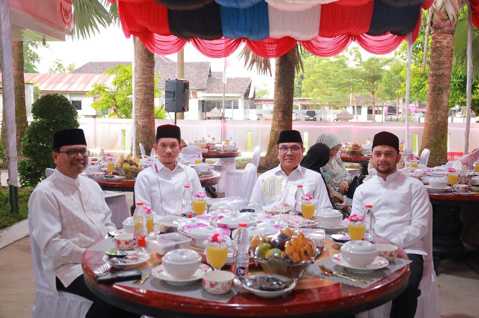 Bupati Aceh Barat Tarmizi , Wakil Bupati Said Fadheil, mantan Pj Bupati Mahdi Efendi tengah dan mantan Pj Bupati Azwardi kiri dalam buka Puasa bersama di pendopo Aceh Barat, Senin (3/2).(Waspada/Muji Burrahman)