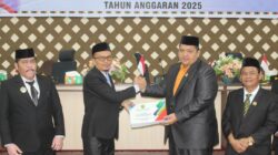 WALI Kota Subulussalam, H. Rasyid Bancin didampingi Wakil, Nasir Kombih serahkan Raqan APBK Subulussalam TA 2025 Kepada Ketua DPRK, Ade Fadly Pranata Bintang, S.Ked didampingi Wakil Ketua, H. Mukmin Pardosi. (Waspada/Ist)