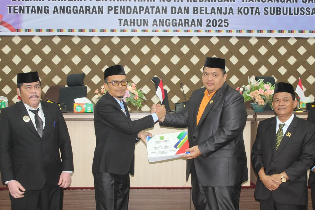 WALI Kota Subulussalam, H. Rasyid Bancin didampingi Wakil, Nasir Kombih serahkan Raqan APBK Subulussalam TA 2025 Kepada Ketua DPRK, Ade Fadly Pranata Bintang, S.Ked didampingi Wakil Ketua, H. Mukmin Pardosi. (Waspada/Ist)