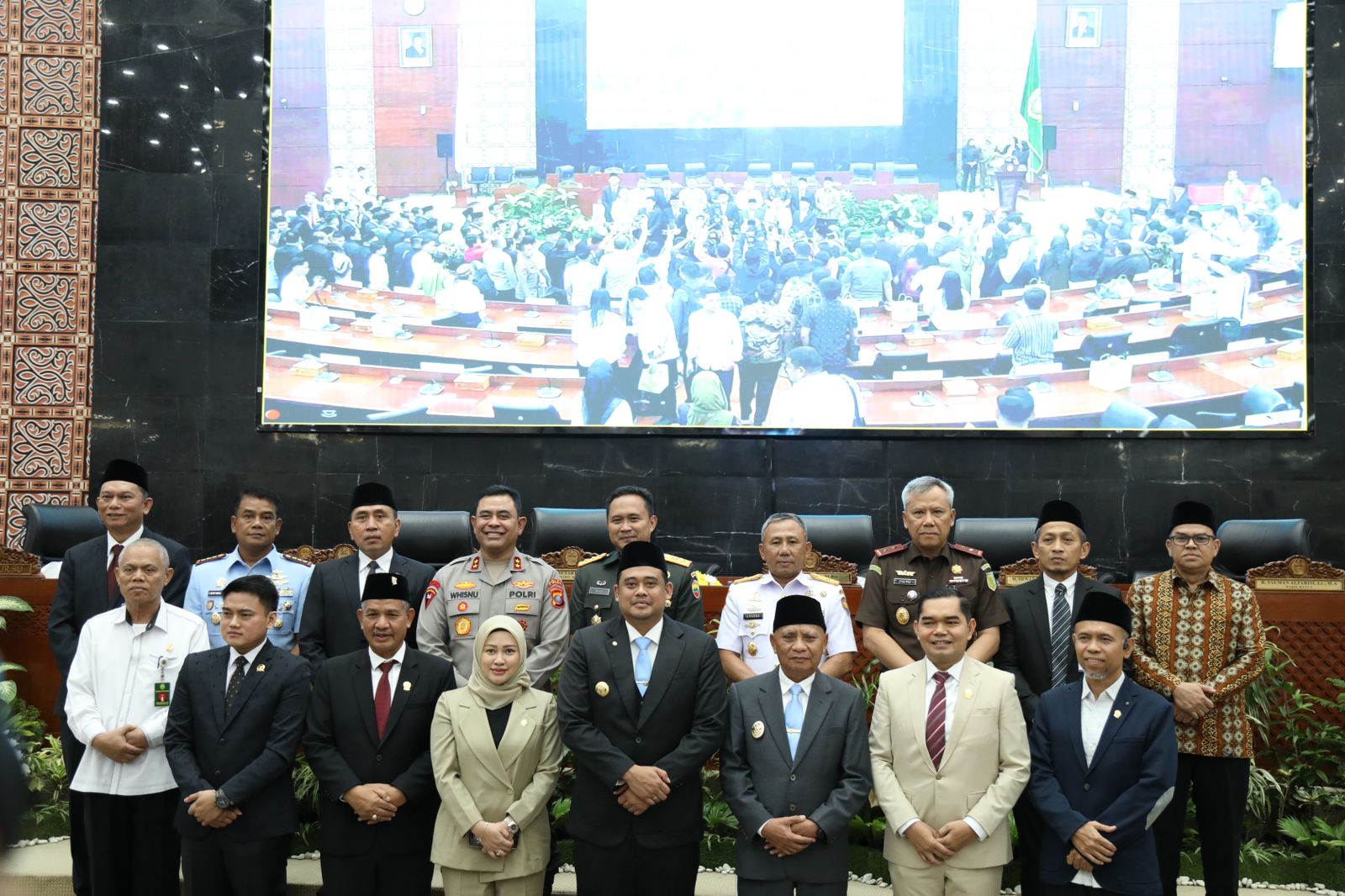 KETUA DPRD Sumut, Erni Ariyanti Sitorus SH M.Kn, Gubsu Bobby Afif Nasution dan Wagubsu H Surya serta Forum Koordinasi Pimpinan Daerah (Forkopimda) berfoto bersama usai Penyampaian Pidato Sambutan Gubsu Bobby Nasution di gedung dewan Jalan Imam Bonjol Medan, Senin (3/3/2025). Waspada/ist