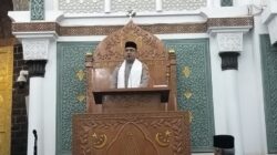 Kapolsek Kuta Alam, AKP Suriya, saat tampil menggantikan Kapolda Aceh menjadi penceramah sebelum shalat tarawih di Masjid Raya Baiturrahman Banda Aceh. (Waspada/Zafrullah)