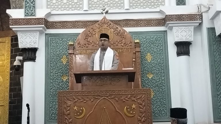 Kapolsek Kuta Alam, AKP Suriya, saat tampil menggantikan Kapolda Aceh menjadi penceramah sebelum shalat tarawih di Masjid Raya Baiturrahman Banda Aceh. (Waspada/Zafrullah)