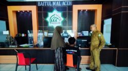 Kepala Sekretariat Baitul Mal Aceh, Amirullah ikut mendampingi mustahik yang sedang menyerahkan berkas permohonan bantuan di kantor Baitul Mal Aceh, Jalan. T. Nyak Arief (Komplek Keistimewaan Aceh), Banda Aceh, Selasa (04/03/25).(Waspada/T.Mansursyah)