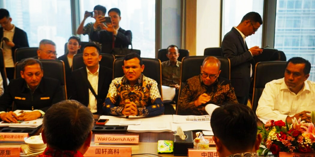 Wagub Aceh, Fadhlullah, SE, saat memberikan sambutan pada Forum Komunikasi Investasi dan Pembangunan Infrastruktur antara Pemerintah Aceh dengan Investor Tiongkok, yang diselenggarakan PT Global Invesment bersama PT Gotion Indonesia Materials di Gedung World Capital Tower, Jakarta, Senin, (3/3). (Waspada/Ist)