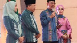 Bupati Tapsel Gus Irawan Pasaribu dan Wakil Bupati Jafar Syahbuddin Ritonga bersama istri. (Waspada/Ist)