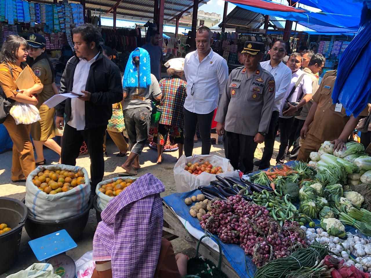 WAKAPOLRES Humbahas Kompol Muslim Amin didampingi Kasatreskrim AKP Bram Chandra Sihombing bersama tim Satgas Pangan Pemkab Humbahas dan TNI melakukan cek harga pangan. Waspada/Ist